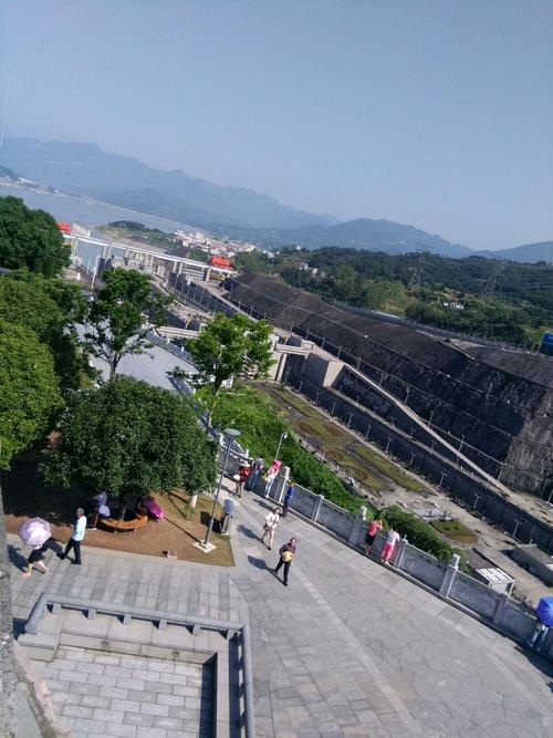 三峡大坝是世界上第一大水电工程,位于西陵峡中段宜昌市的三斗坪,距
